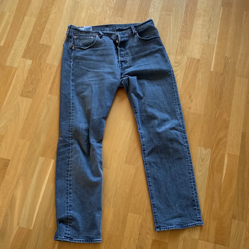 W:33 L:32 färgen är lite mörkgrå, nästan lite urtvättat svart. Jeans & Byxor.