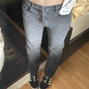 Super snygga Svartgråa mid-waisted jeans från jeanerica. Pris kan diskuteras, för mer info kom privat!❤️👍