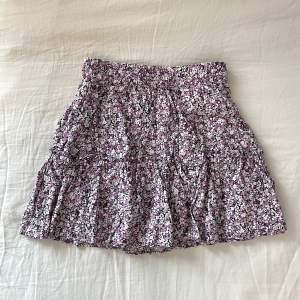 Kjol från Zara med inbyggda shorts!💖 bra skick!! ‼️FRI FRAKT (25-26 februari)‼️