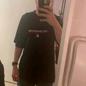 VETEMENTS - Haute Couture (Oversized) - Väldigt snyggt plagg från Vetements, men har använts för lite av mig tyvärr. Storlek S med väldigt oversized, skulle tippa på att det motsvara XL TTS. Hittar ej kvitto, fler bilder kan skickas om man vill göra en mer noggrann legit check på den. Con: 8/10