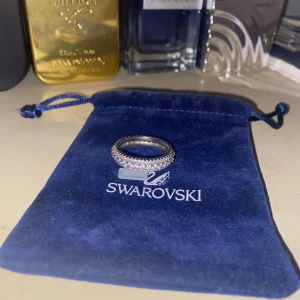 Diamant ring - Vet inte storleken på den   Påsen följer inte med i köpet.