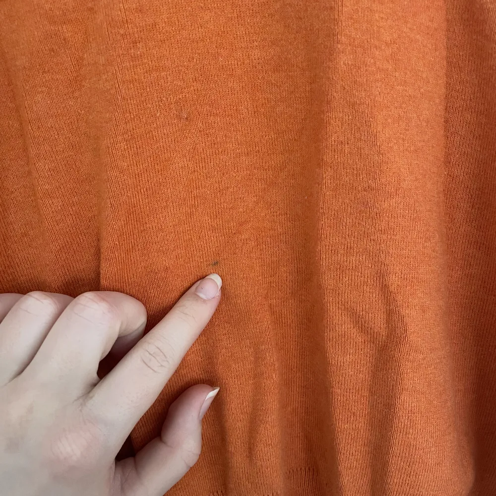 Orange vårig och skön Ralph lauren tröja i bra skick! En liten grå prick och ett litet hål vid mudden. 350kr inkl frakt!!!💕. Tröjor & Koftor.