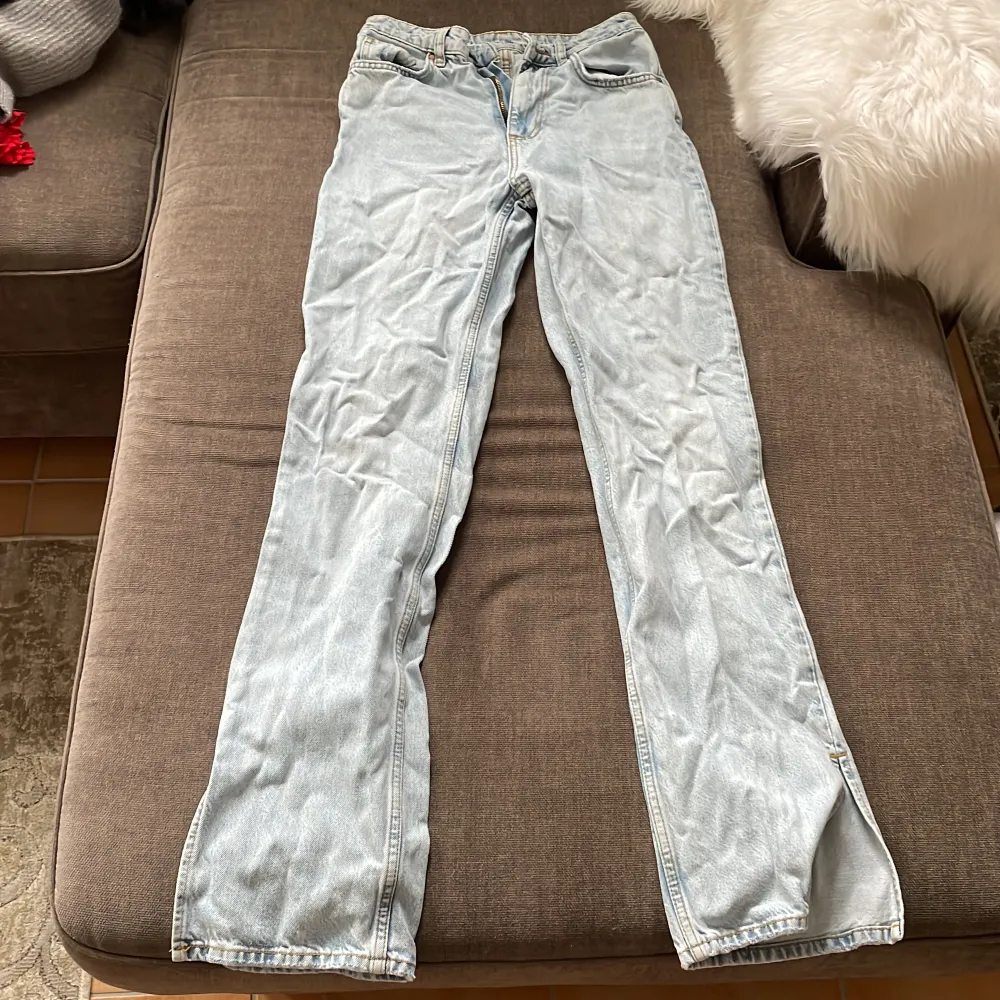 Säljer dessa superfina jeansen då de är för små för mig, de är i väldigt bra skick, jeansen är från bikbok och är ganska långa på längden.. Jeans & Byxor.