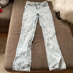 Jeans  - Säljer dessa superfina jeansen då de är för små för mig, de är i väldigt bra skick, jeansen är från bikbok och är ganska långa på längden.