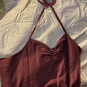 Söt halterneck topp - Halterneck topp i rött. Kort i modell. Kan skicka bild med den på förstås