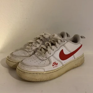 Nike Air Force 1 - Nike Air Force 1🌟 •Storlek: 38 •Cond: 6/10 • Nypris: 1300 • Mitt pris: 250kr