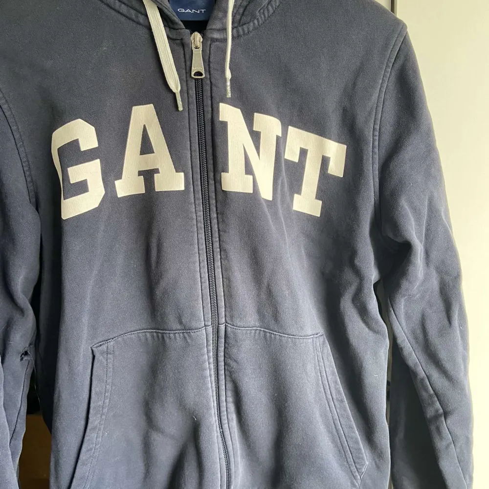 Gant tröja med luva  Använd skick  Ny pris 1200 kr  Stl M. Hoodies.