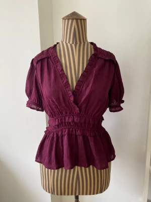 Fin vinröd topp från River Island - Härlig vinröd topp från River Island. Petite modell. 