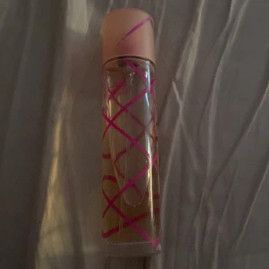 💓Pink sugar parfym💓 - 💓Jätte härlig Pinksugar parfym som är gillad hos dom flesta, som luktar godis och sockervadd 1/5 har använts men slutat använts pga har en annan parfym jag gillar mer💓 passar till personer som gillar de mer fruktiga/ godis parfymer 💓🫶