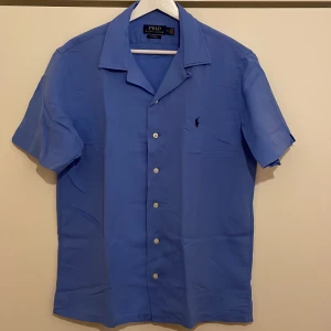 POLO Ralph Lauren linne skjorta - Linne skjorta från Ralph Lauren. Mycket lätt och sval väv. Custom fit. Storlek m. Oanvänd 