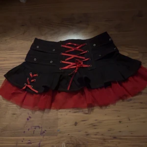 Alternativ kjol - Fick denna av min bror i julas, köpt från plick men tyvärr var den för liten för mig:((( så nu säljer jag vidare den🥰 vid frågor kontakta mig. Notera att frakten i annonsen ej stämmer så fråga efter frakt kostnad vid intresse. !TRYCK EJ PÅ KÖP NU!