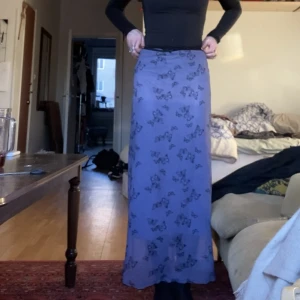 Lila kjol med fjärilar  - Suuuuperfin kjol med fjärilsdetaljer. Underkjolen har ett superfint bekvämt lila tyg. Ytterkjolen är mesh. Säljs för att jag tyvärr inte använder den så mkt som den förtjänar. 