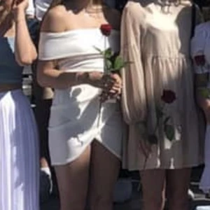 KLÄNNING - Prefekt klänning för student eller skolavslutning! Ej genomskinlig vilket är ett stort plus! Endast använd under ett tillfälle i några timmar. Eventuell frakt betalas av köparen!