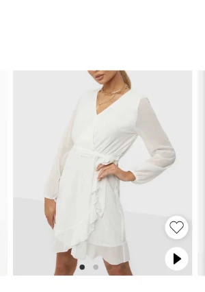 Vit klänning i storlek XS/S - Vit klänning använd bara en gång! Storlek XS/S  Nypris: 499 SEK