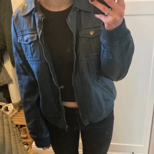 läderjacka - asball blågrön läderjacka, perfekt till våren🙏🏻 storlek 44 men sitter snyggt oversize på mig som har XS/S vanligtvis, fint skick och inga defekter