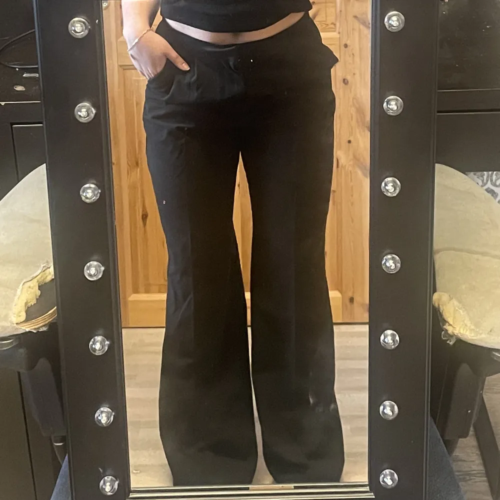 Svarta kostymbyxor från pull&bear i strl M. Jeans & Byxor.