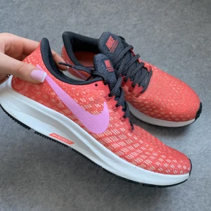 Nike Zoom Pegasus 35 - Neonrosa löparskor/träningsskor från Nike. Väldigt bra skick, knappt använda pga lite för stora då jag köpte fel storlek. 