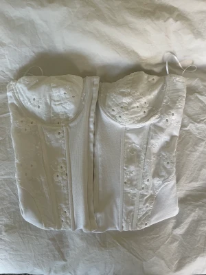 Vitt corset  - Har aldrig använt 💕 jätte fin!!!
