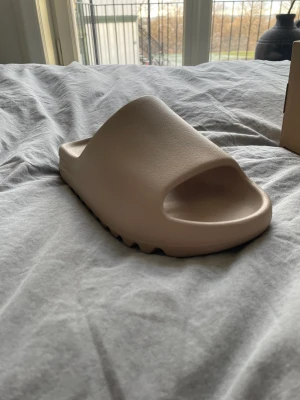 Yeezy slide bone Stl 42 - Säljer helt nya yeezy slide bone. Kvitto finns och box. Stl 42. Pris kan diskuteras vid snabb affär
