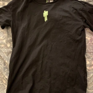 Billie Eilish t-shirt - Säljer denna Billie eilish t-shirt från hennes merchkollektion med h&m. Skriv vid frågor/intresse💋