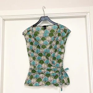 Blus - 70-tals inspirerad omlottblus från H&M. Fint skick utan några fel. 100% bomull. 