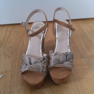 High heels size 39 - Bought in Italy, original price 60 euros. 10.5 cm heel, 4 cm platform