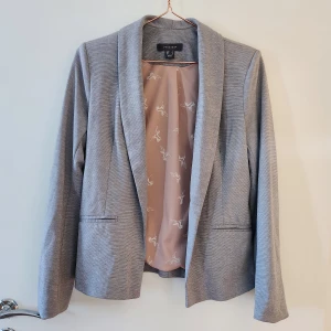 Grå kavaj - Grå kavaj i mjukare material, lite mer casual. Bilden ser randig ut men den är enfärgad. Hör av dig vid frågor!