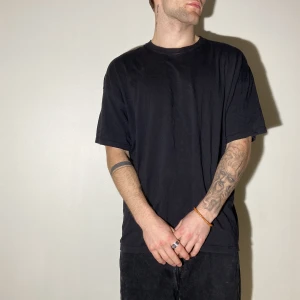 Svart T-shirt  - Svart T-shirt i bra skick! Köparen står för frakt 