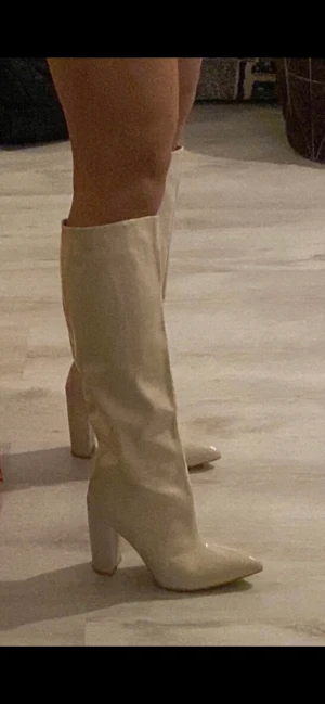 Boots - Fina beige boots! Näst intill nya, använda en gång, i storlek 38. Med 10 cm hög klack och passar mig perfekt som 165cm. Är dock ovan att gå i högklackat så hoppas därför nån annan får mer användning av dem! Priset kan diskuteras🥰