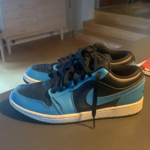 Jordan 1 Low Lazar Blue - En par Jordans som jag har haft ett tag nu och vill sälja för de inte passar mig, köpta på sneakerhyllan i Göteborg. Lådan är också lite skadad