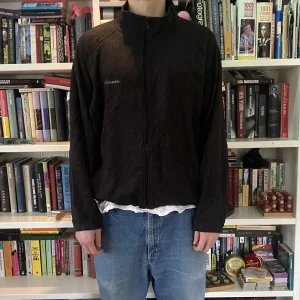 Vintage Columbia Fleece  - Vintage fleecetröja från märket Columbia. Mycket fint skick utan fläckar eller andra defekter • Storleken är uppskattad då det inte finns någon storlekslapp på tröjan,  men det finns resorband i midjan som går att justera. Modellen är 185cm lång.