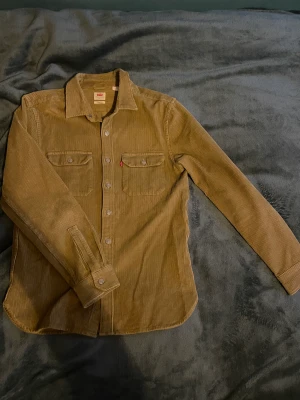 Levis Manchester skjorta/overshirt - Knappt använd, nyskick  Levis manchester skjorta/overshirt  Storlek Small