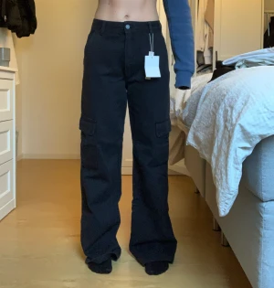 Cargojeans - Säljer dessa cargojeans från Pull & Bear. Helt nya endast testade! Frakt tillkommer! 