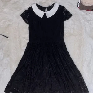 Goth klänning - Säljer då jag inte gillar hur den sitter på mig🖤Använd 2 gånger🖤Köpte den på Emp för 599kr🖤Materialet är väldigt mjukt och stretchigt så den är skön att ha på sig🖤Påminner lite om Wednesday Addams klänningen fast med spets och kortärmad🖤 SPÅRBAR FRAKT