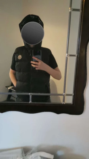 moncler - säljer denna moncler väst åt min bror, storlek S och finns mer bilder om ni frågar, den har qr och kommer med tags, inga defekter Billigare vid snabbt köp