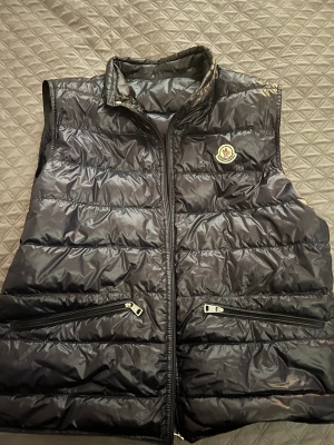 Moncler väst - Moncler väst storlek 5 navy använd några gånger köpt för 6300