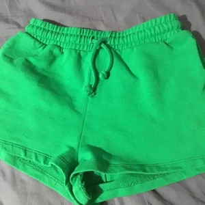 Gröna shorts  - Frakt: 45kr Knappt använda 