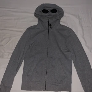 Cp company hoodie.  - Perfekt skick. Säljer eftersom den inte passar. Storlek XS, passar både S och Xs