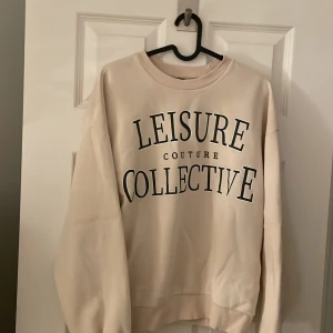Beige/Gul sweatshirt  - Säljer en beige/gul sweatshirt från Gina Tricot. Super fin men för liten för mig. Priset kan diskuteras. 