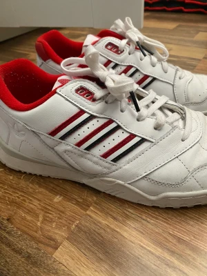 Adidasskor  - Ett par knappast använda sneakers, otroligt bekväma men kommer ej till användning. 