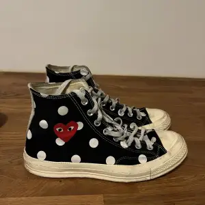 CDG Converse köpta på Dover street market. Använda men mycket kvar att ge, box finns, strl 42.5.