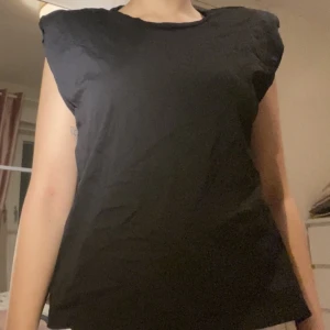 Tshirt med vaddning - Säljer denna tshirt från Monki med vaddning i axlarna🌸