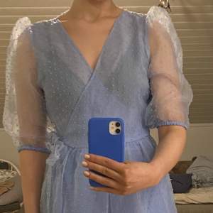 Superfin ljusblå omlott klänning med öppen /genomskinlig rygg. Använd 1 gång och inga defekter. Vet inte riktigt storlek men skulle säga M.