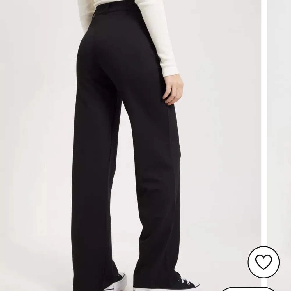 Säljer dessa kostymbyxor från nelly eftersom dom inte passar mig så bra, använt fåtal gånger så bra skick🖤 Är 1,60 och dom passar bra i längden på mig🙌. Jeans & Byxor.