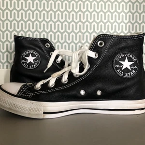Svarta Converse 38 - Svarta Converse som passar perfekt för vintern! Fodrad insida, och tjockare material på utsidan (skinnaktigt material). Lite smutsig men inget som går att lösa med en tvätt! Ganska slitna därav priset (se bild tre) men inget märkvärdigt💙💙
