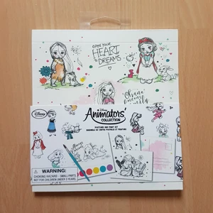 Disney Animators' Collection, Postcard & Paint set - Disney Animators' Collection, Postcard and paint set. Jättesöt liten officiell målarbok med vykort att dra ut, samt vattenfärg och pensel. Aldrig använd, och finns ej att köpa längre.