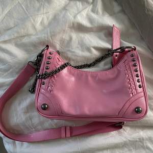 Säljer min otroligt snygga handväska från Zara! Säljer pga att jag har den i flera färger. Inköpt i Maj, sällan använd. Kedjan går att ta loss och det går att ändra längd på bandet. ☺️