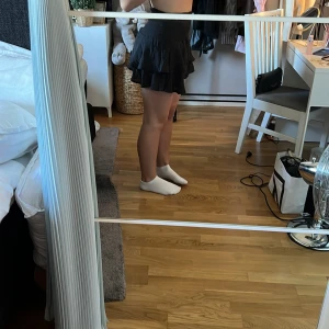 Svart kjol - Svart volang kjol. Används inte längre då det inte är jag längre. 