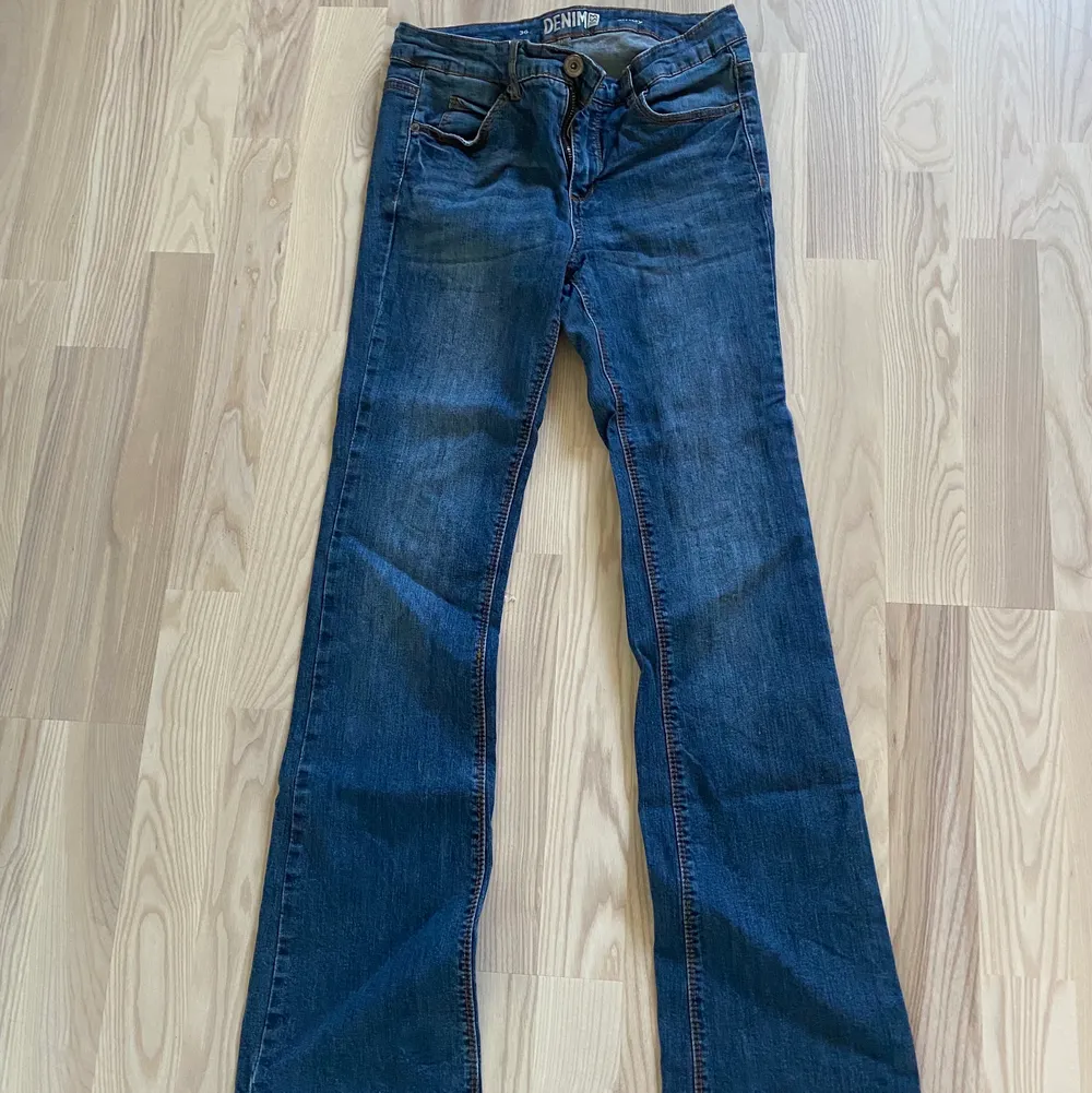 Fina bootcut jeans. Knappt använda. Passar mig som är 162. Kontakta mig vid frågor eller intresse 😇 Köpare står för frakt. Jeans & Byxor.
