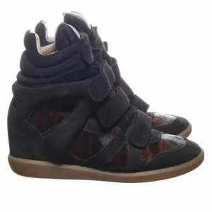 Isabel marant skor - Så fina isabel marant skor i ett coolt mönster. Köpte på sellpy men inte använt så mycket så de är fortfarande i bra skick. (Har ingen låda eller kvitto eftersom jag köpte de där men självklart äkta) strl 40 men passar mig som har 39 i vanliga fall💕💕 